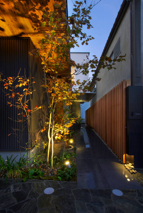 茨木の家, GREENSPACE GREENSPACE モダンな庭 植物,財産,建物,空,窓,シェード,路面,オレンジ,日光,近所