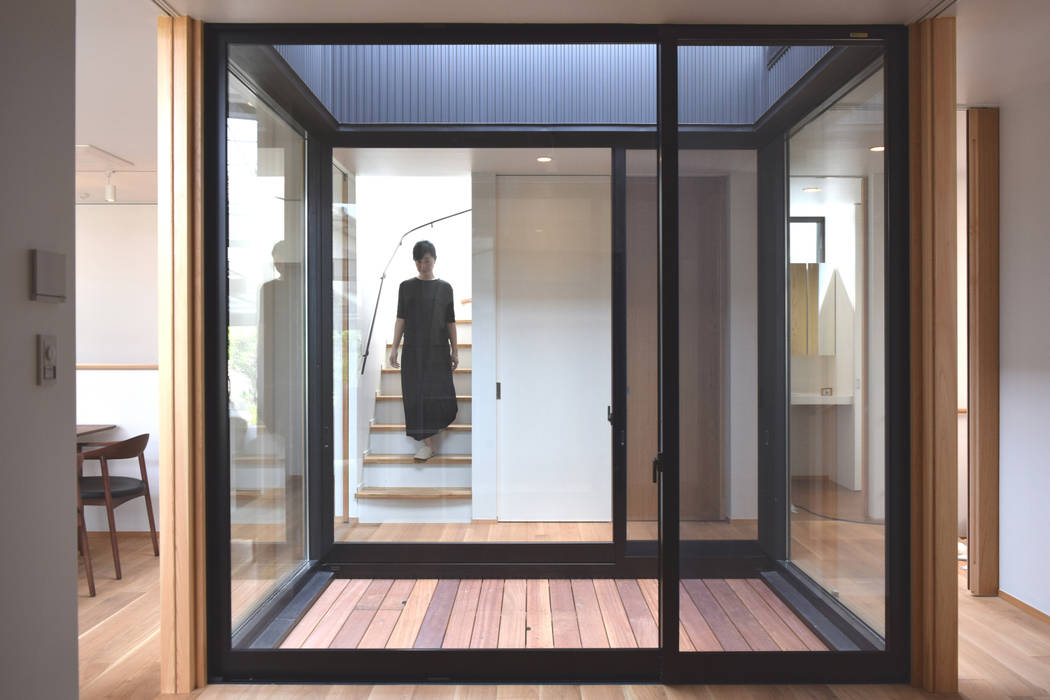 LIGHT COURT from inside FURUKAWA DESIGN OFFICE Pasillos, vestíbulos y escaleras de estilo moderno