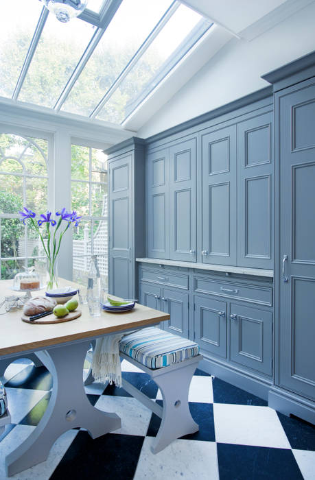 Dresser & Breakfast Table with Bench Seating. Dresser painted in Downpipe by Farrow & Ball. Lewis Alderson クラシックデザインの キッチン テーブル＆椅子