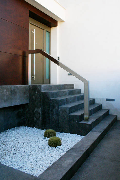 Escalera de entrada. La Pobla. Chiralt Arquitectos. Chiralt Arquitectos Pasillos, vestíbulos y escaleras minimalistas