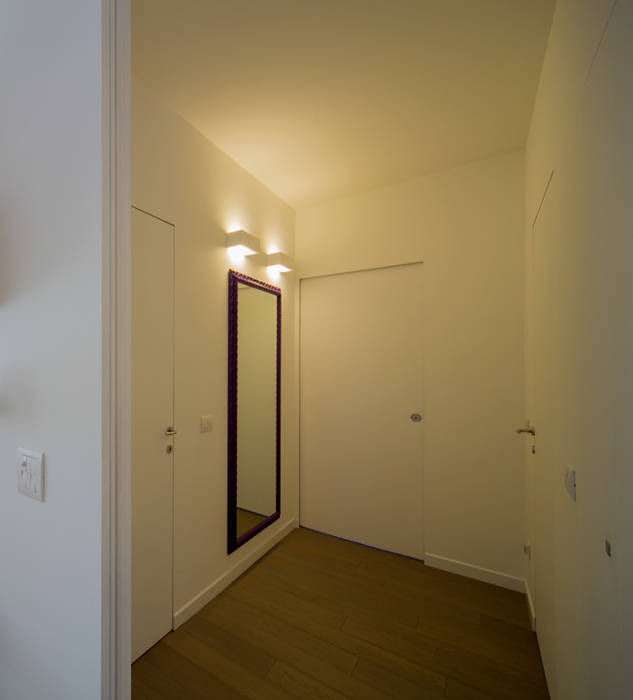 Radiant White, ristrutturami ristrutturami Minimalist corridor, hallway & stairs