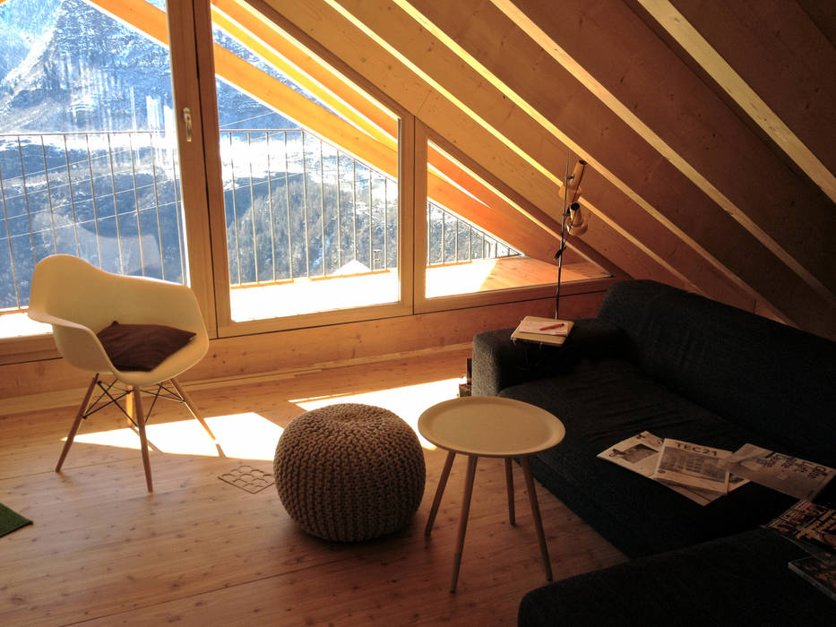 Wohnzimmer im Dachgeschoss André Rösch Architekt Multimedia-Raum im Landhausstil
