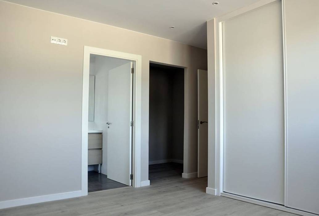 Dormitorio principal, con baño y vestidor, de una Casa Cube de 150 metros cuadrados en L homify Dormitorios de estilo moderno