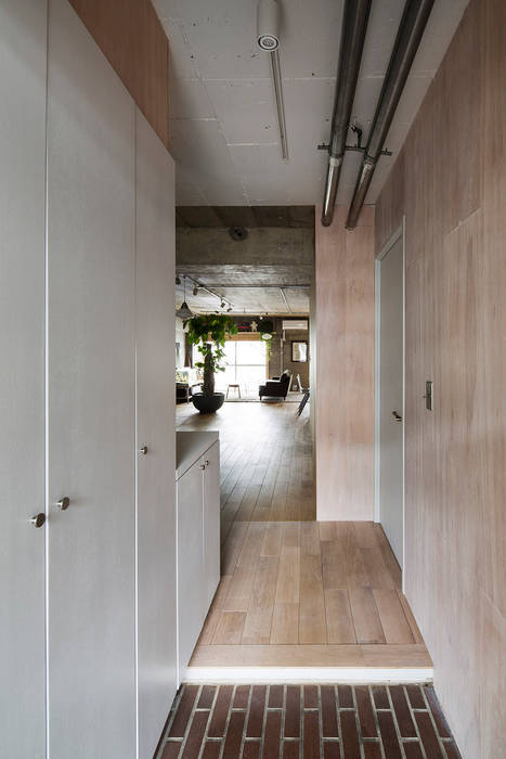 Text, 松島潤平建築設計事務所 / JP architects 松島潤平建築設計事務所 / JP architects Eclectic style corridor, hallway & stairs