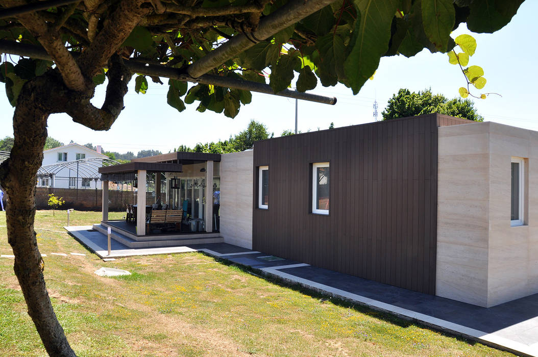 Vista trasera de una Casa Cube de 100 metros cuadrados con porche homify Casas de estilo moderno