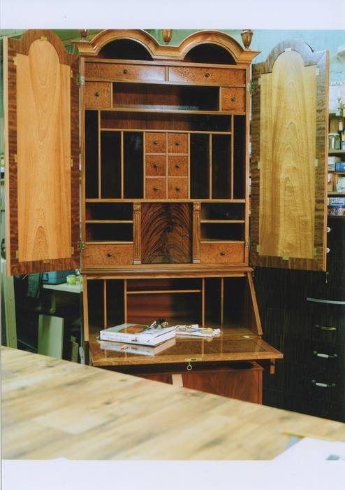 Английский кабинет, Мебельная мастерская Мебельная мастерская Гостиная в классическом стиле Шкафы и серванты