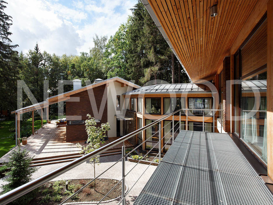 Дом "Woodlark" - комбинированные конструкции NEWOOD - Современные деревянные дома Веранда и терраса в стиле кантри