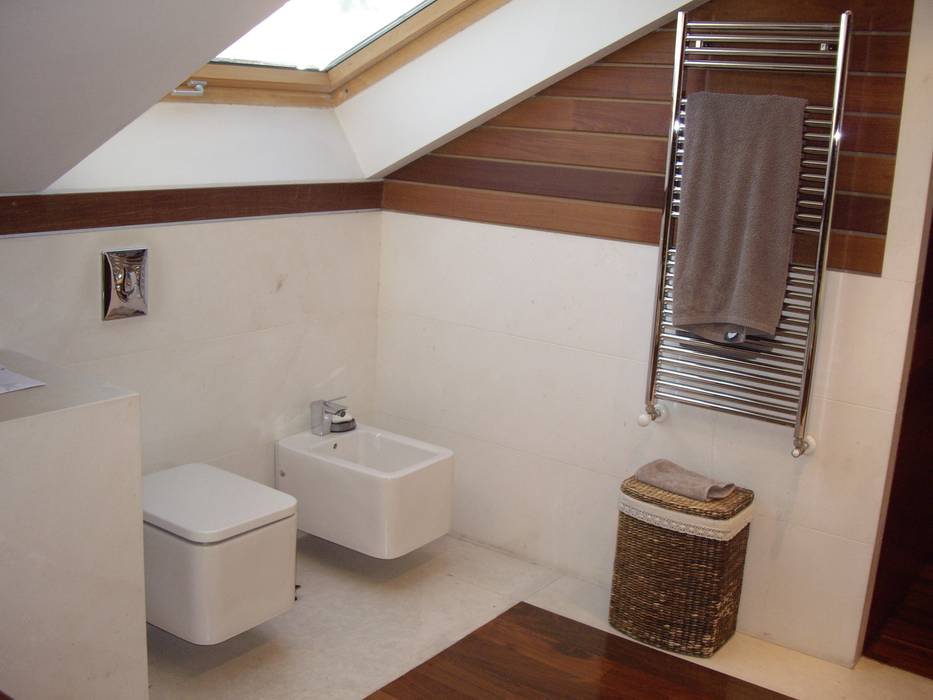 Baño realizado con materiales naturales- madera y piedra caliza DE DIEGO ZUAZO ARQUITECTOS Baños modernos