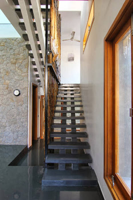 Shanthi Priya Residence at Uthandi, Chennai , Muraliarchitects Muraliarchitects Minimalist corridor, hallway & stairs