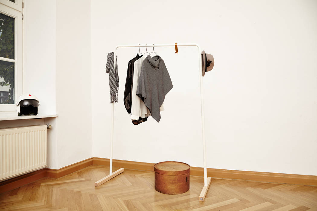 Die stabile Kleiderstange oder Garderobe aus Metall und Holz, Neuvonfrisch - Möbel und Accessoires Neuvonfrisch - Möbel und Accessoires Modern corridor, hallway & stairs Clothes hooks & stands