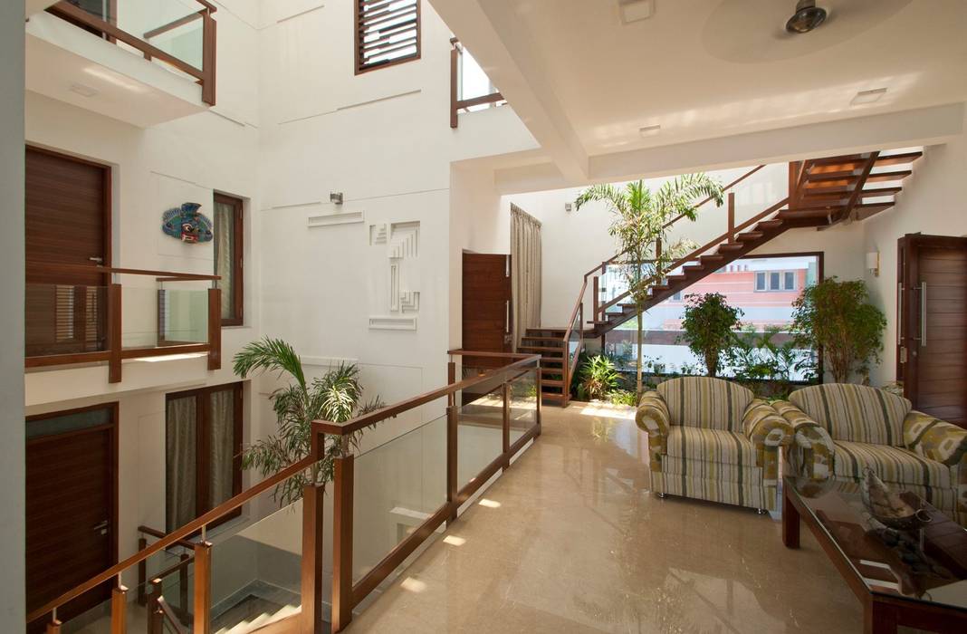 mr sajeev kumar s residence at girugambakkam, near m.i.o.t hospital, chennai ,tamilnadu, Muraliarchitects Muraliarchitects Modern corridor, hallway & stairs