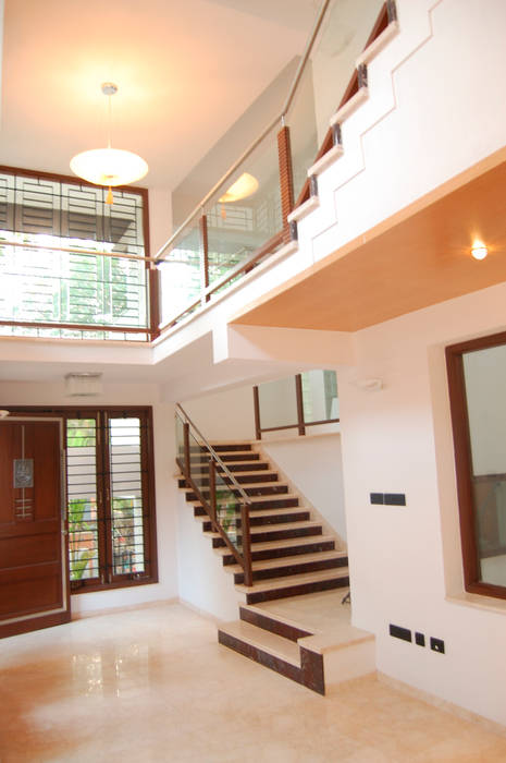 DR.HARIHARAN RESIDENCE, Muraliarchitects Muraliarchitects Modern corridor, hallway & stairs