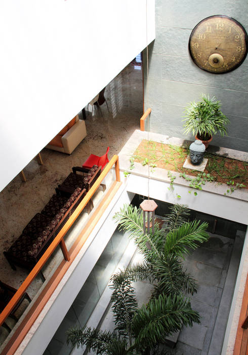 RESIDENCE FOR MRS. & MR. VASUKI RAJAGOPALAN, Muraliarchitects Muraliarchitects Balcones y terrazas modernos