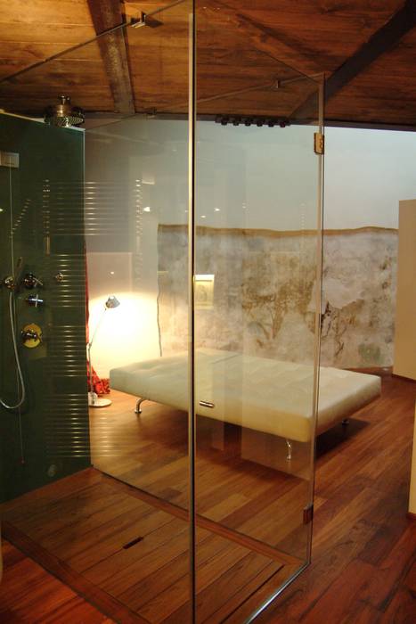 "UN TEATRO TRA GLI ORTI". IL RECUPERO DEL TEATRO DEGLI ASSOCIATI DI MACERATA FELTRIA., TAU ARCHITETTURA TAU ARCHITETTURA Modern bathroom Bathtubs & showers