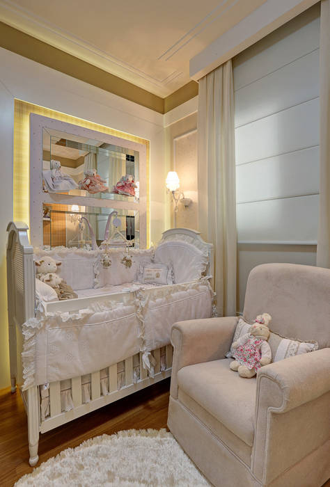 QUARTO DE BEBE, Fernanda Marchette Arquitetura Fernanda Marchette Arquitetura Classic style nursery/kids room