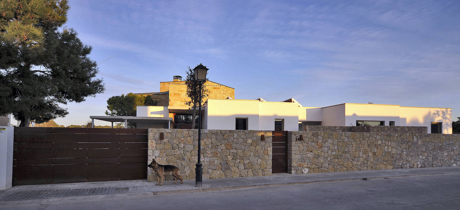 Vista desde la calle Chiarri arquitectura Casas de estilo mediterráneo