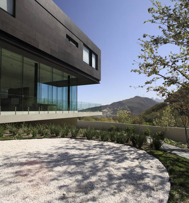 Casa BC, GLR Arquitectos GLR Arquitectos Balcones y terrazas modernos