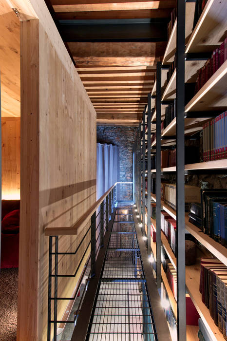 Sala de juegos - Librería y acceso a Sala de Cine Weber Arquitectos Bodegas de vino de estilo ecléctico