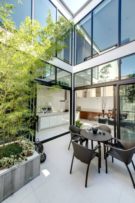 大きなキッチンに人が集う家, TERAJIMA ARCHITECTS／テラジマアーキテクツ TERAJIMA ARCHITECTS／テラジマアーキテクツ Modern style balcony, porch & terrace