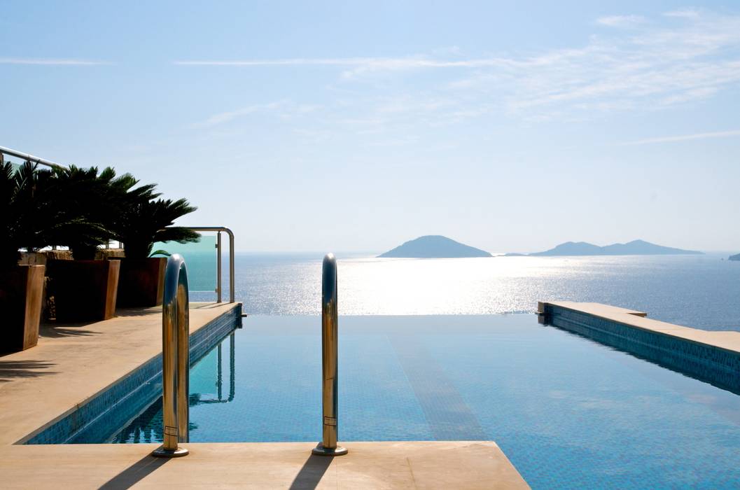 Infinity edge pool by LS+L homify Mediterrane Pools Marmor Blau swimming pool,infinity pool,mediterranean