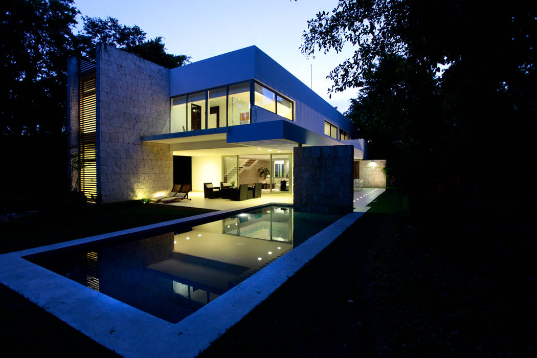 Casa entre arboles: terrazas de estilo por enrique cabrera arquitecto