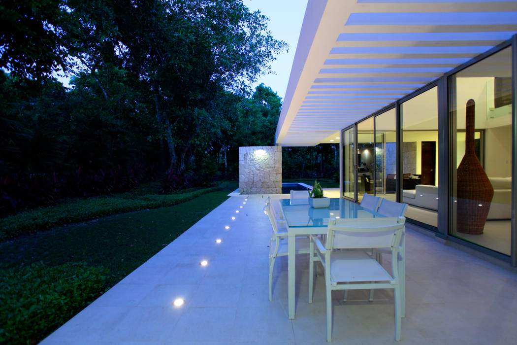 Casa entre Arboles, Enrique Cabrera Arquitecto Enrique Cabrera Arquitecto بلكونة أو شرفة