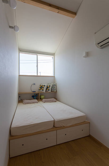 横浜の二世帯住宅 子世帯寝室 一級建築士事務所 感共ラボの森 モダンスタイルの寝室