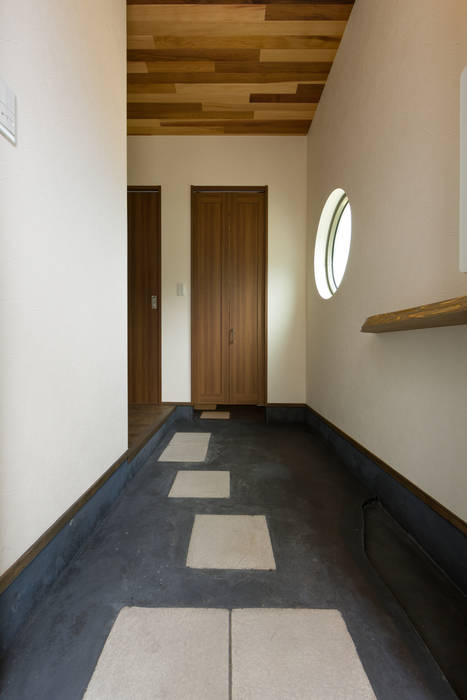 玄関 株式会社かんくう建築デザイン モダンな 壁&床