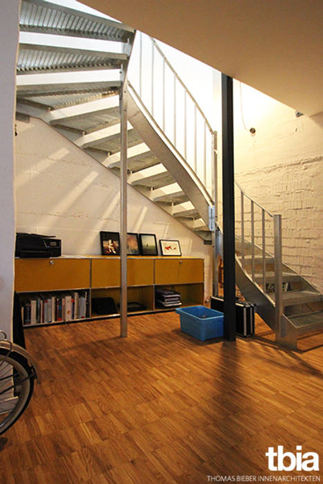 Umbau einer Schreinerei zu Lofts, tbia - Thomas Bieber InnenArchitekten tbia - Thomas Bieber InnenArchitekten Industrial style corridor, hallway and stairs