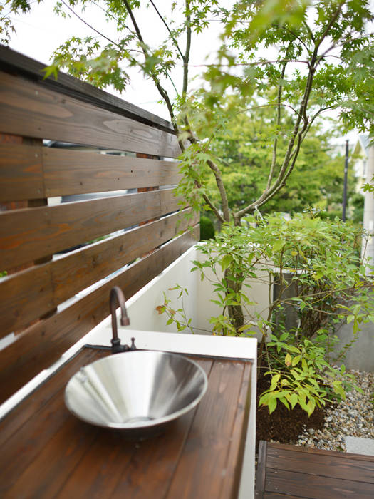 ウッドデッキにガーデンシンクをデザインキッチン, T's Garden Square Co.,Ltd. T's Garden Square Co.,Ltd. Dapur Modern Sinks & taps