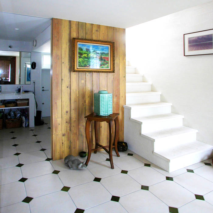 ミモザの木から発想した家 ユミラ建築設計室 モダンスタイルの 玄関&廊下&階段
