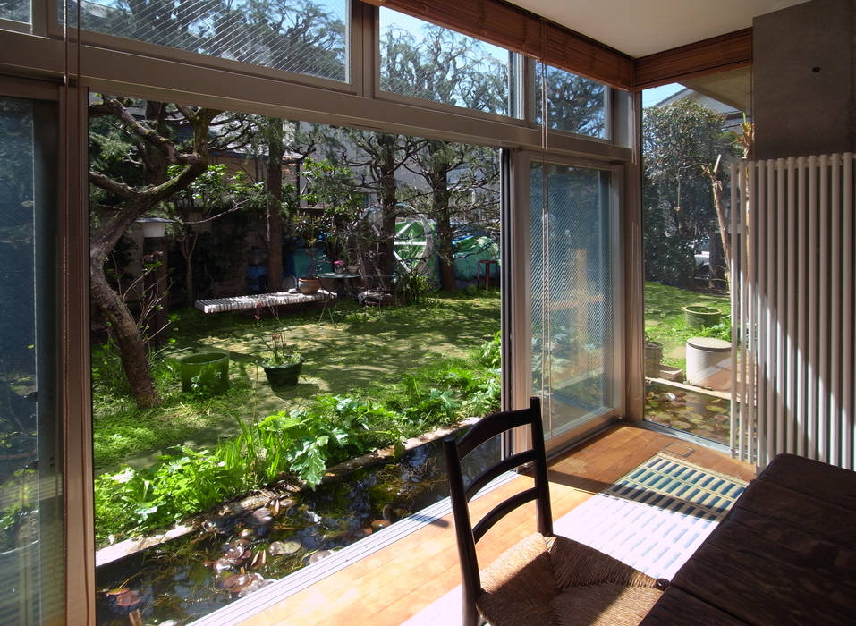 庭と一つになる家 The house which becomes united with a garden, ユミラ建築設計室 ユミラ建築設計室 Modern living room