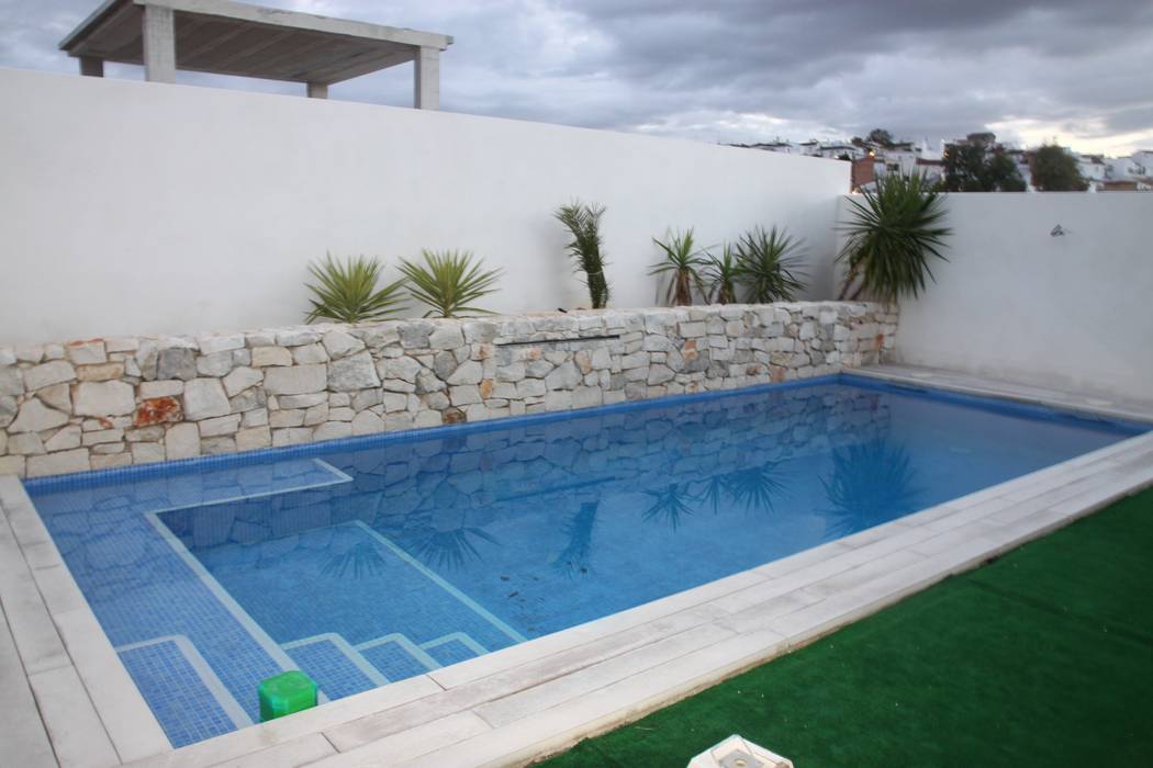 Vista de la piscina Mohedano Estudio de Arquitectura S.L.P. Piscinas de estilo moderno pisicina,moderno,piscina de jardín,vivienda,unifamiliar