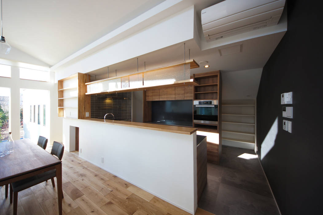 世帯をつなぐ通り土間のある家, TERAJIMA ARCHITECTS／テラジマアーキテクツ TERAJIMA ARCHITECTS／テラジマアーキテクツ Modern kitchen