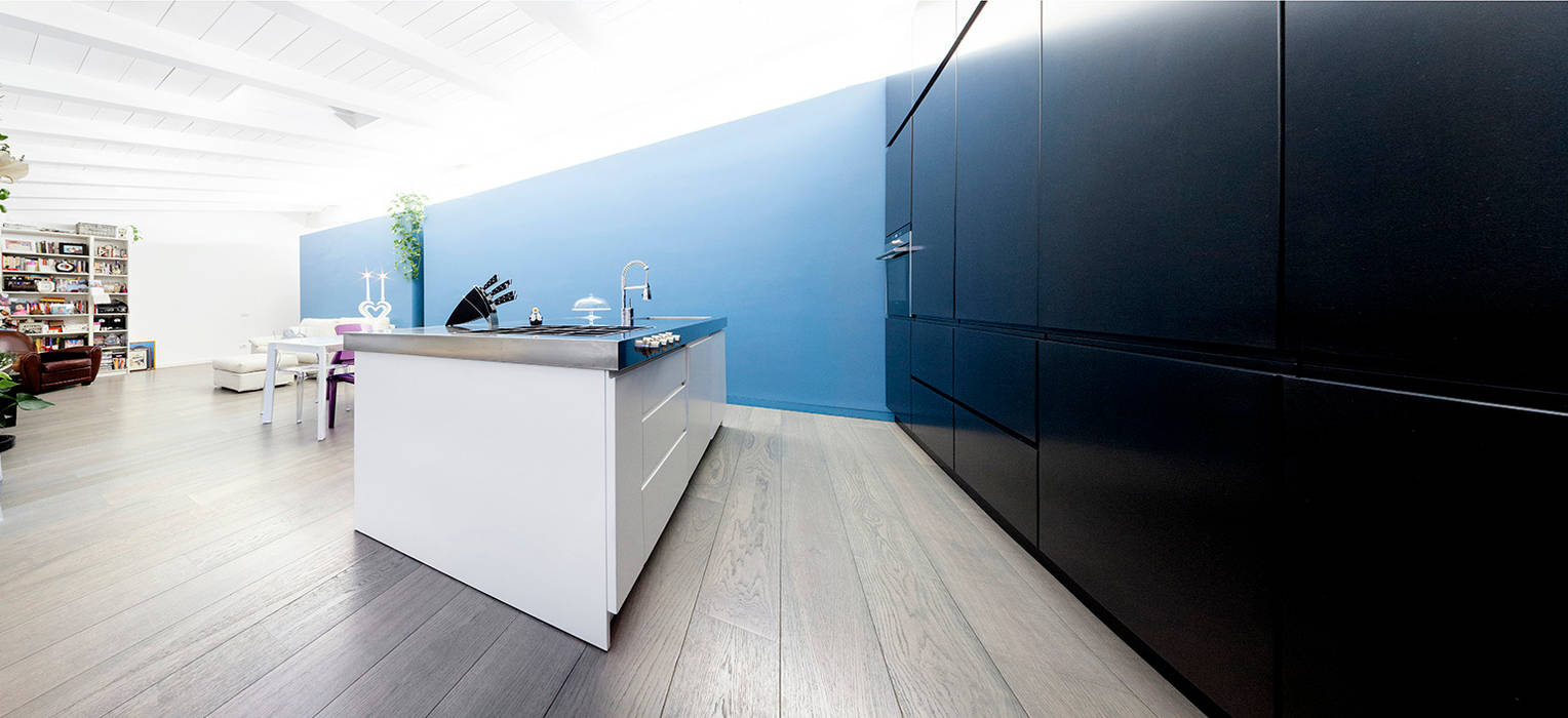 the blue whale, 23bassi studio di architettura 23bassi studio di architettura Cucina minimalista