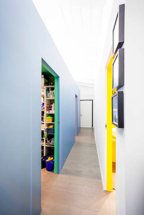 the blue whale, 23bassi studio di architettura 23bassi studio di architettura Pasillos, halls y escaleras minimalistas
