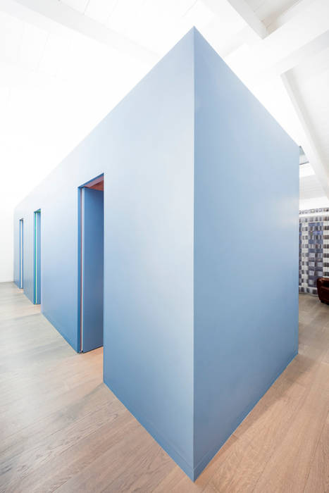 the blue whale, 23bassi studio di architettura 23bassi studio di architettura Minimalist corridor, hallway & stairs