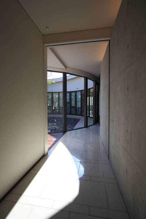 玄関から中庭を望む ＭＡ設計室 モダンスタイルの 玄関&廊下&階段