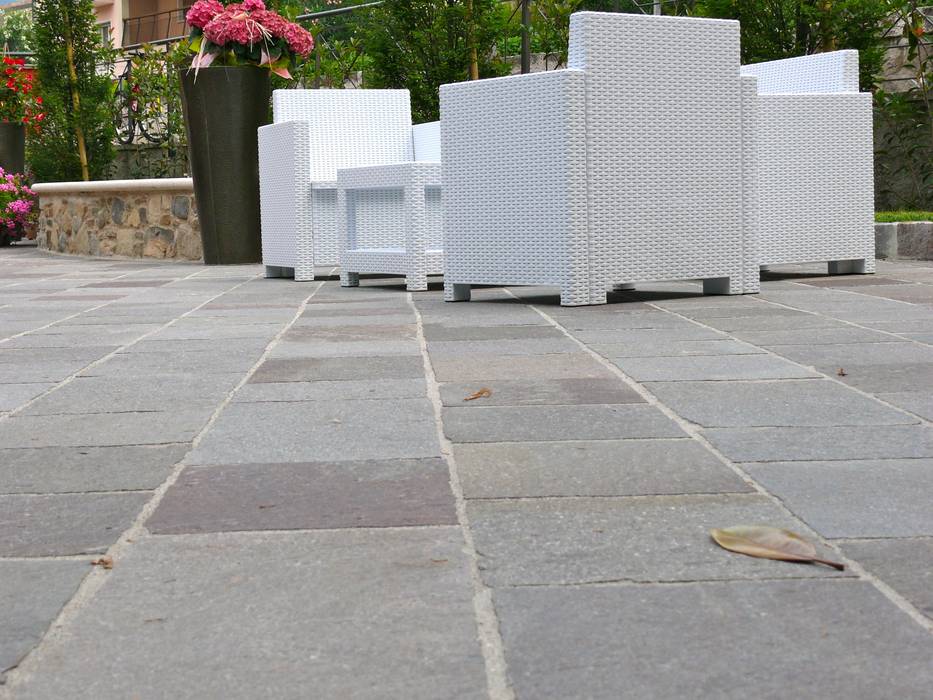 PORFIDO per un ristorante al Lago di Garda, STILE SAS STILE SAS Mediterranean style walls & floors Stone