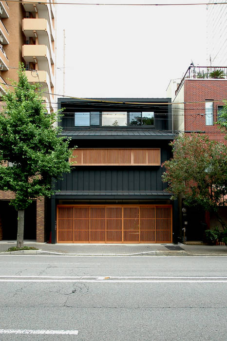 House just in front 中西ひろむ建築設計事務所／Hiromu Nakanishi Architects Single family home Metal