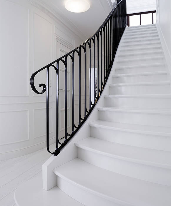 ST497 Białe schody gięte / ST497 White Curved Stairs, Trąbczyński Trąbczyński Corredores, halls e escadas clássicos