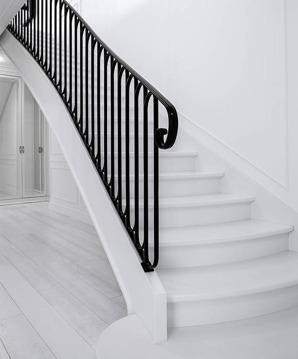 ST497 Białe schody gięte / ST497 White Curved Stairs Trąbczyński Klasyczny korytarz, przedpokój i schody