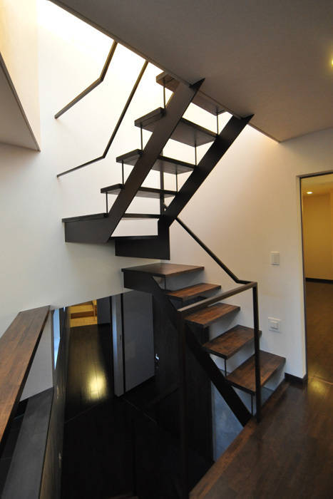 親世帯 清正崇建築設計スタジオ オリジナルスタイルの 玄関&廊下&階段
