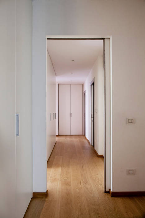Valorizzare l’ampio spazio a disposizione eliminando alcune zone distributive poco illuminate , MAT architettura e design MAT architettura e design Modern corridor, hallway & stairs