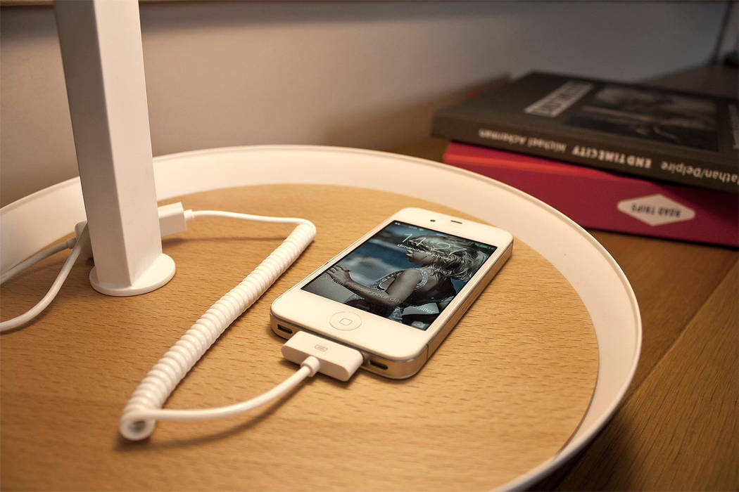 lampe de bureau avec chargeur smartphone, Nexel Solutions Eclairage Nexel Solutions Eclairage Cuartos de estilo moderno Iluminación