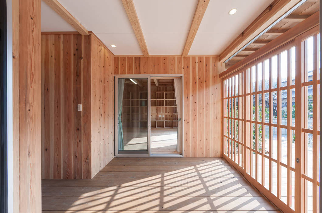 石井の住宅, 中飯賀業建築研究所 中飯賀業建築研究所 Eclectic style balcony, veranda & terrace