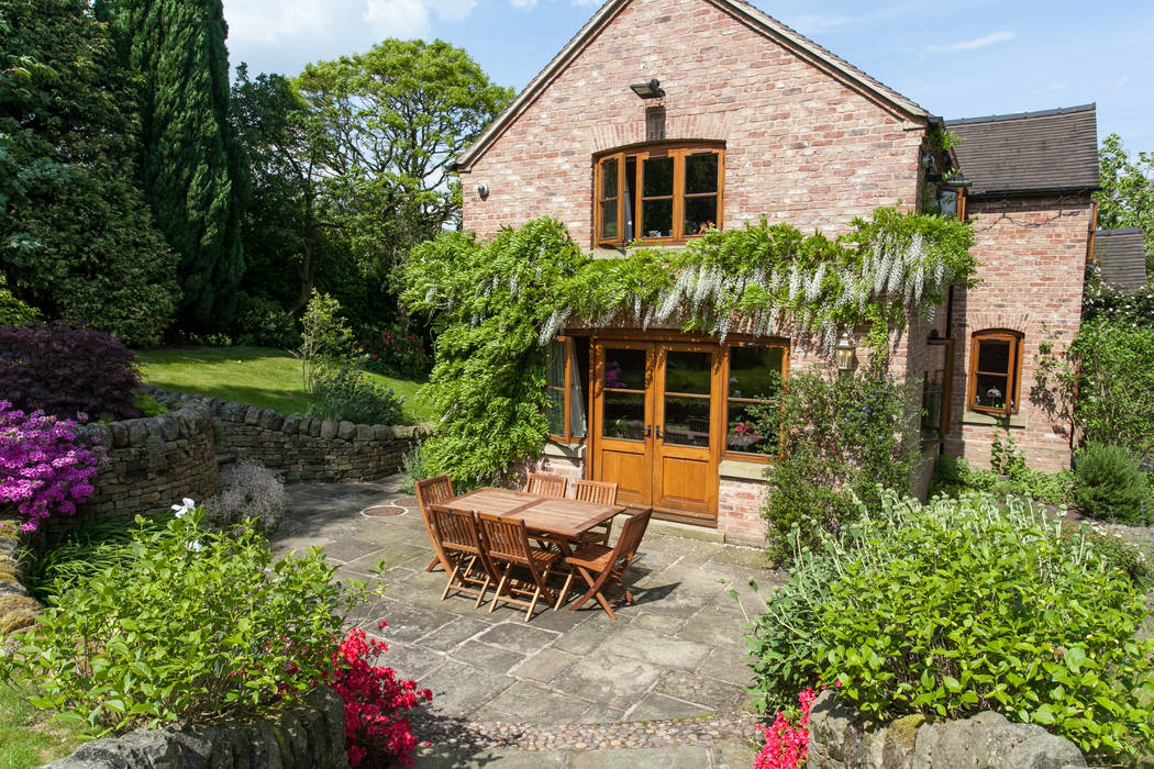 Rear garden patio with climbers Barnes Walker Ltd Jardins rústicos