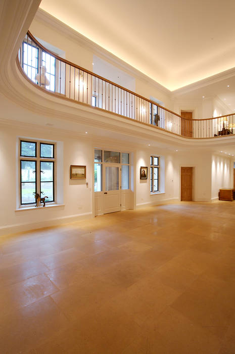 Bath limestone floor tiles in a honed finish from Artisans of Devizes Artisans of Devizes Pasillos, vestíbulos y escaleras de estilo clásico