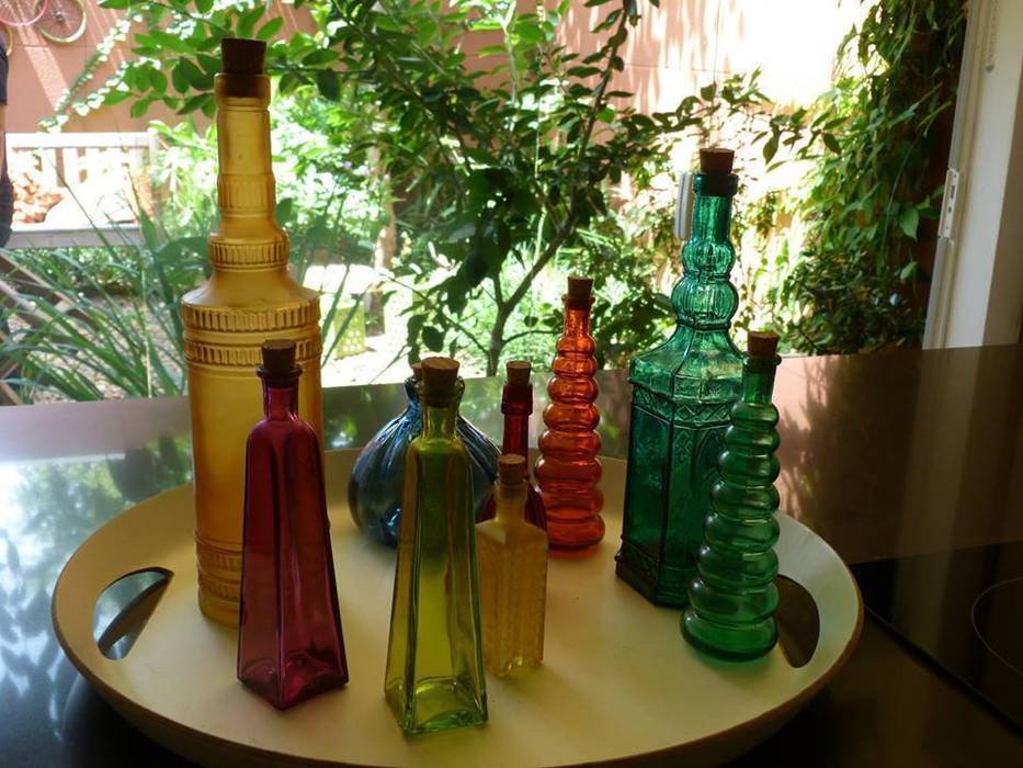 Produção - coleção de garrafas coloridas da proprietária E|F DESIGN.INTERIORES.PAISAGISMO Cozinhas minimalistas Acessórios e têxteis