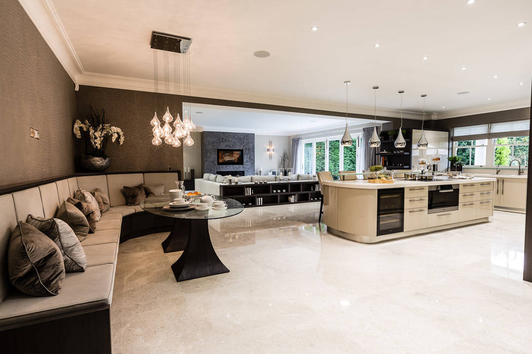 Open-Plan Kitchen, Dining Room and Media Room Luke Cartledge Photography Classic style kitchen